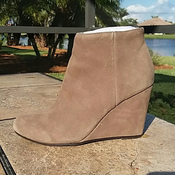 Dolce Vita Shoes - Dolce Vita BRAND NEW Tan Suede Ankle Boots